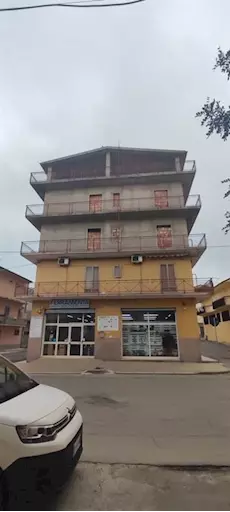 Grande casa sul corso principale libera su tre lati