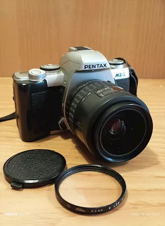 Fotocamera analogica Pentax MZ-5 con flash e borsa