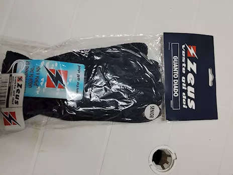 guanti nuovi mai usati spedisco