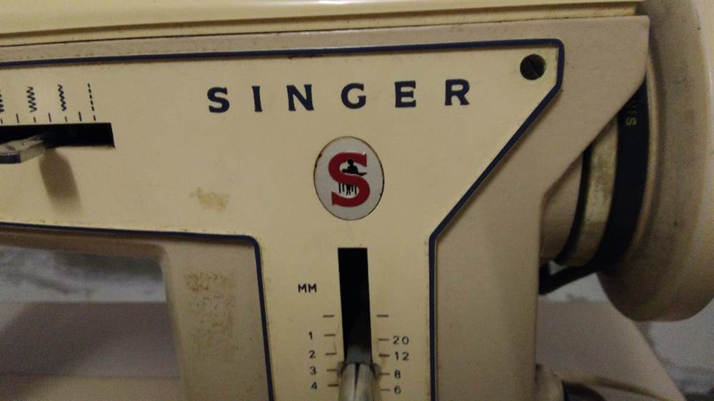 Macchna da cucire SINGER con mobile