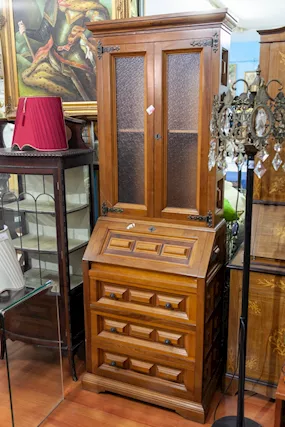 Vetrina Stile Classico con Tre Cassetti in Noce Chiaro - 242
