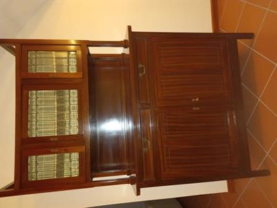 Credenza con vetrinetta