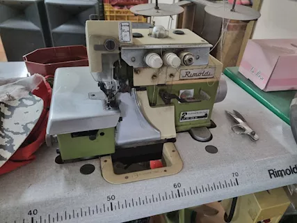 Macchina taglia e cuci industriale Rimoldi 527