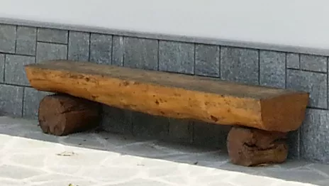 Sedili e panche fatti con tronchi di abeti secolari - Anteprima 5