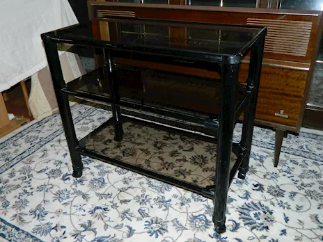 Carrello porta TV in vetro e metallo