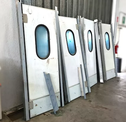Porta semisolante va e vieni usate