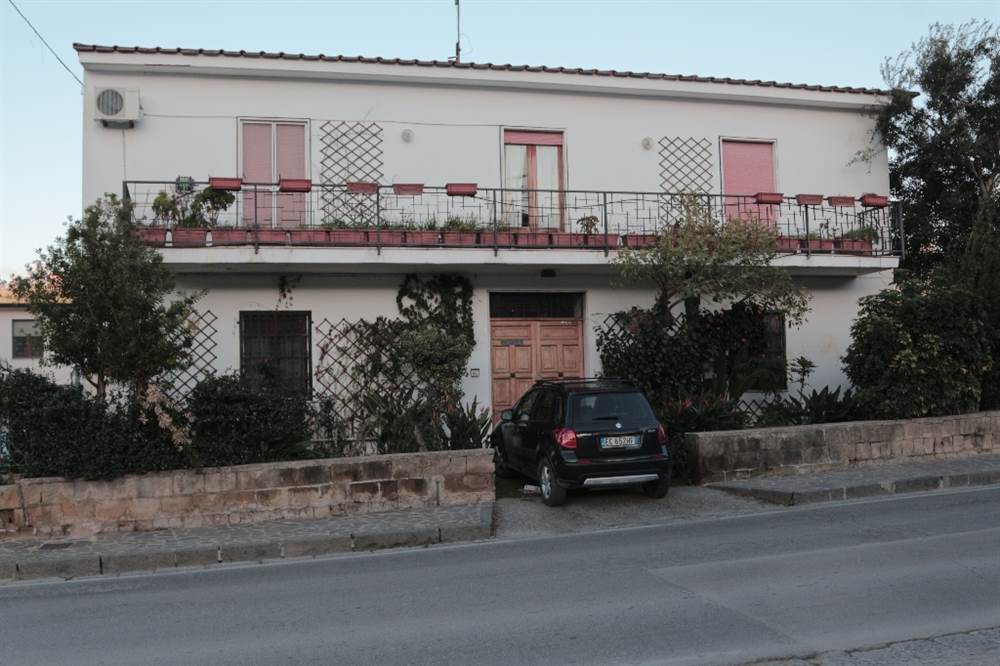 Bacoli semicentrale ampia villa da ristrutturare