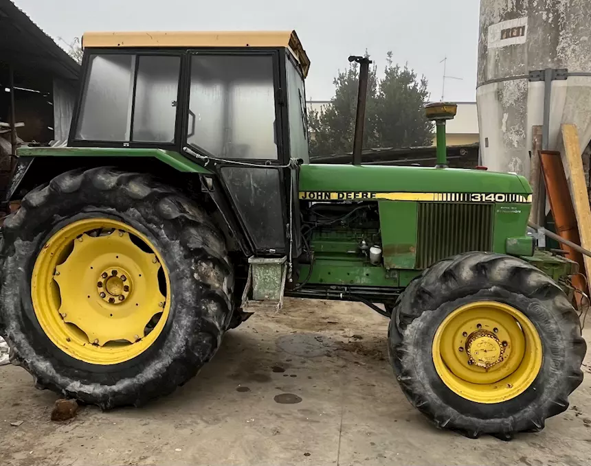 John Deere 3140