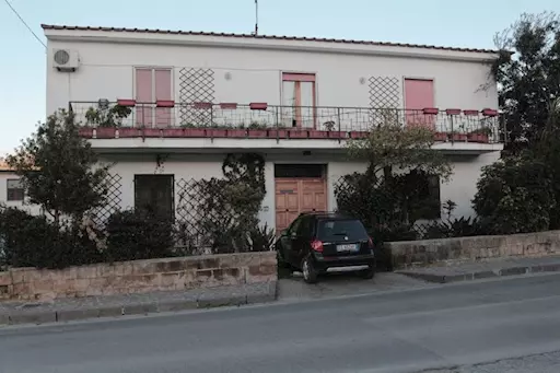 Bacoli semicentrale ampia villa da ristrutturare - Anteprima 1
