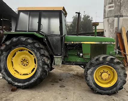 John Deere 3140