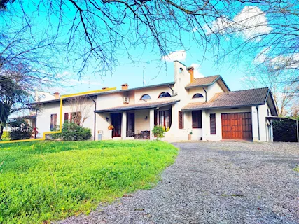 Villa bifamiliare con ampio giardino - Anteprima 1