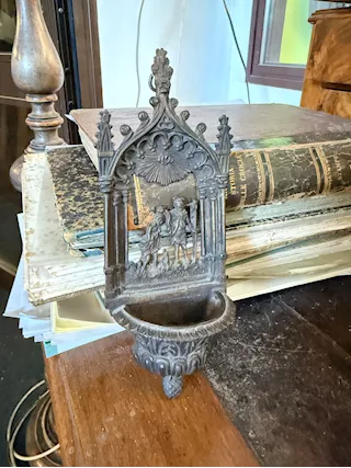 Antica piccola acquasantiera in bronzo