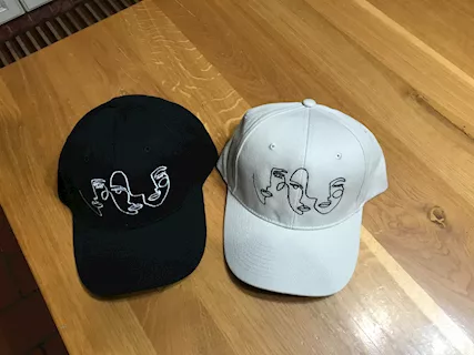 Nuovi cappellini con Logo Unisex Euro 12 cadauno