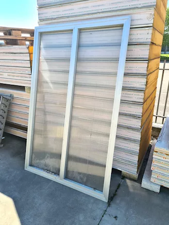 Finestra in alluminio e plastica alveolare usata