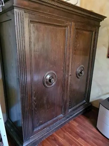 Armadio in legno massiccio
