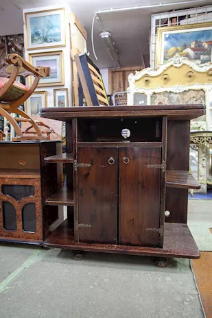 Mobiletto in Legno Scuro con Sportelli e Ripiani - 24722