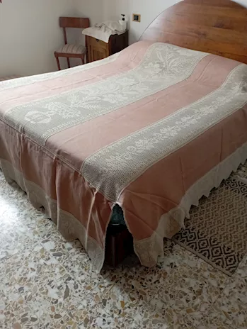 Copriletto fatto all'uncinetto