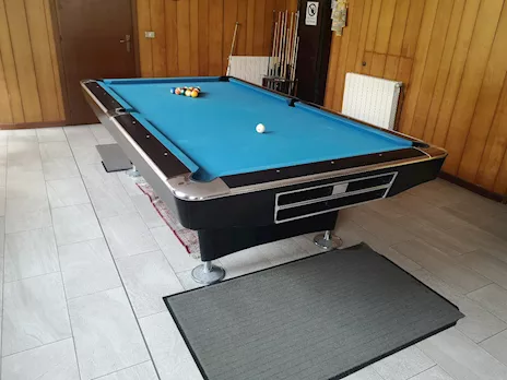 Gruppo di giocatori di biliardo pool/carambola a livello amatoriale