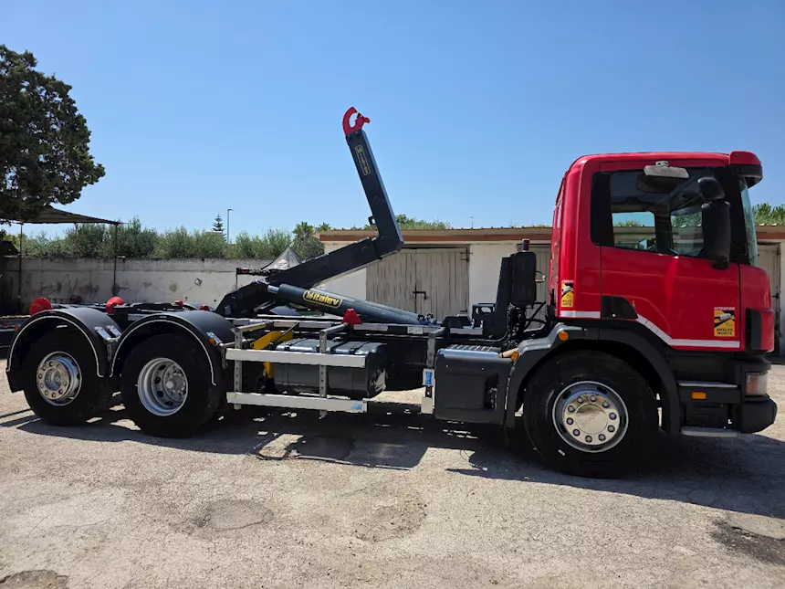 Foto 6Scania 94D scarrabile + caricatore ragno Anno 2001
