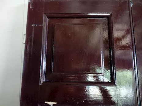 Portone in legno di Pino a 2 ante con pannello interno lacca, ottime condizioni - Anteprima 2