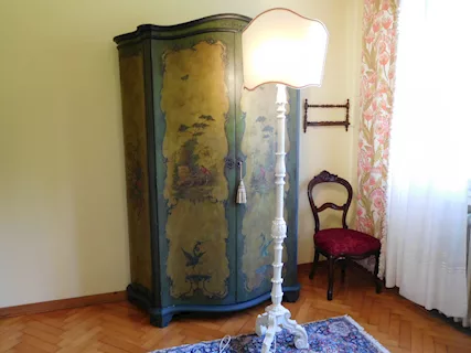 Lampada da terra antica in legno scolpito a mano.Restaurata