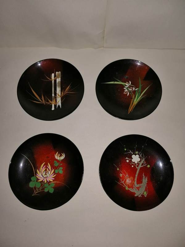 Set di 4 piatti in legno laccati realizzati a mano