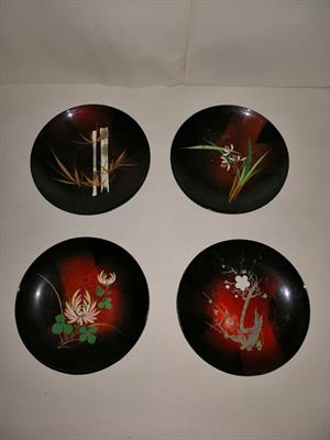 Set di 4 piatti in legno laccati realizzati a mano