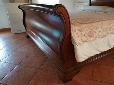 Letto matrimoniale a barchettone, color noce, in legno massello - Foto 5