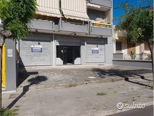 LOCALE COMMERCIALE con area esterna