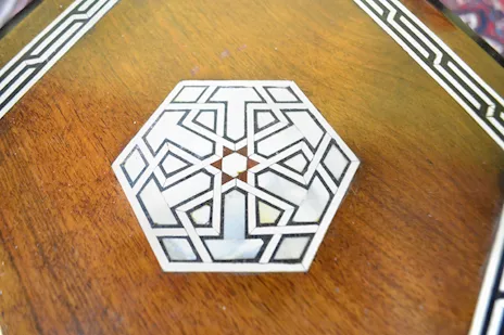 Tavolino orientale d’appoggio esagonale del XX secolo, in legno - Anteprima 4
