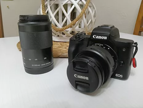 Canon EOS M50 mirrorless con due obiettivi