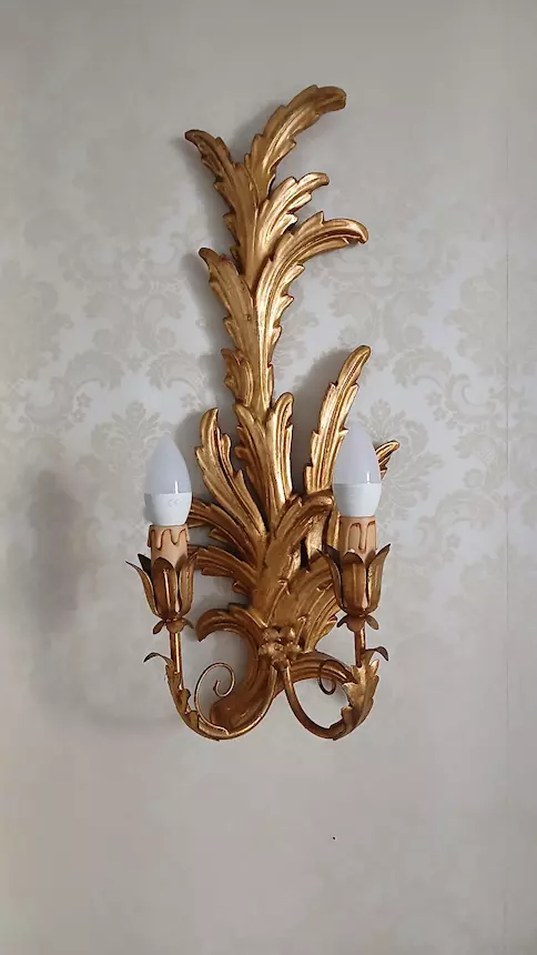Luci in legno dorato
