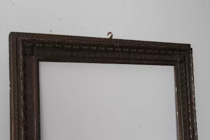 Antica grande cornice epoca XIX intagliata noce massello .