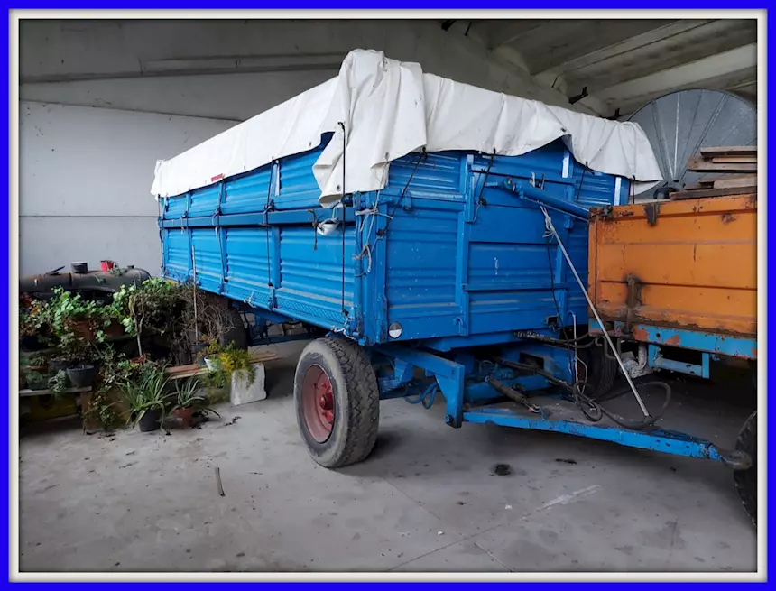 Rimorchio agricolo ribaltabile con impianto idraulico