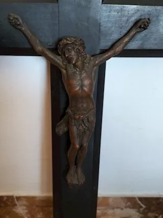 Crocifisso in legno con Cristo in bronzo
