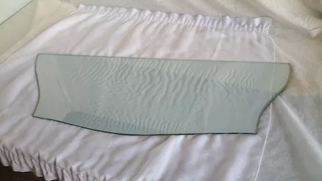 Due piastre in vetro trasparente, forse due basi di appoggio