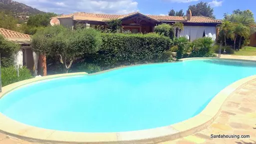 Chia Laguna raffinata villa con piscina in comune