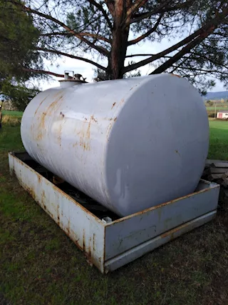 Cisterne in ferro contenevano gasolio