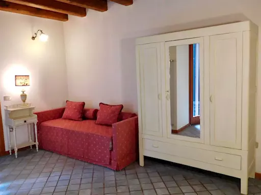 Camera letto con mobili antichi restaurati/dipinti a mano