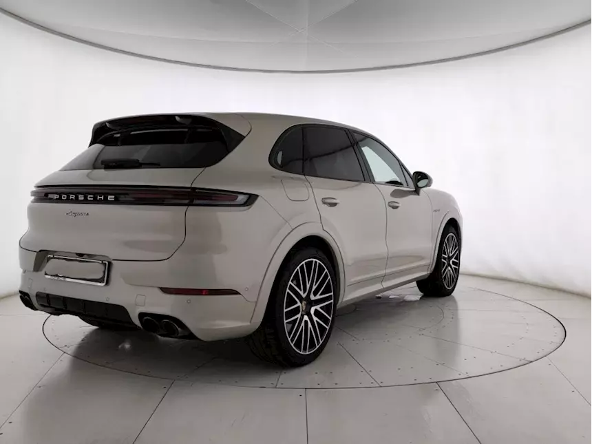 Porsche Cayenne 3.0 e - Hybrid Tiptronic Anno 2024 Km 30052, colore Beige - Foto 2
