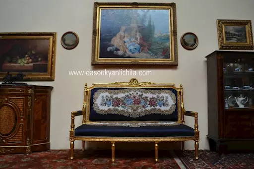 Divano dorato stile Luigi XVI con tessuto blu aubusson