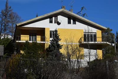 Casa indipendente circondata da giardino privato