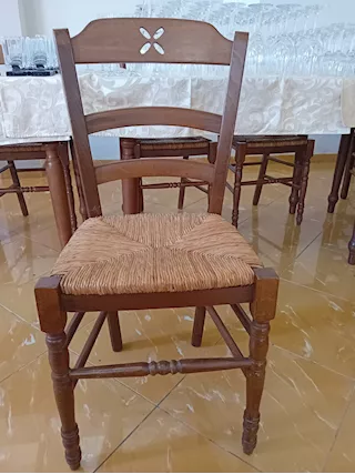 60 sedie in legno con seduta in vimini usati