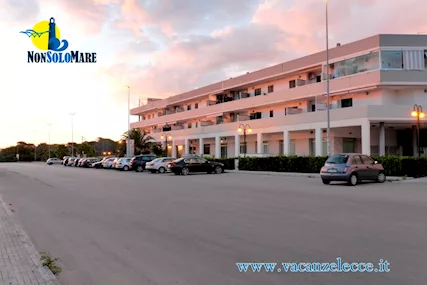 Gallipoli gruppi numerosi vicino mare