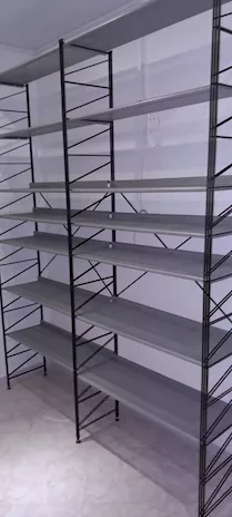 Scaffale con mensole traforate