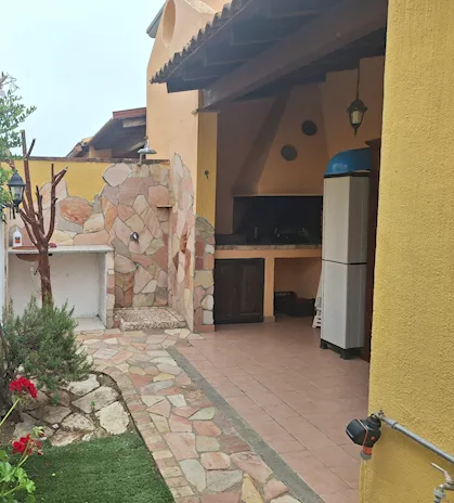 Villa con giardino e ampi loggiati