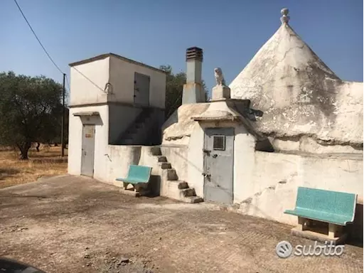Trullo con lamia e terreno