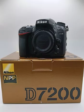 Nikon D7200 pari al nuovo, con scatola e accessori originali