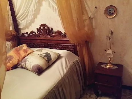 Letto a baldacchino, materasso ortopedico e rete motorizzata, in legno massello - Anteprima 3