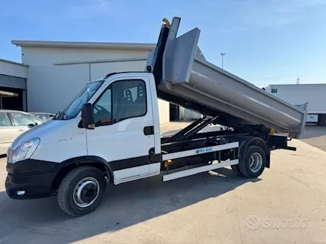 Iveco Daily 70C21 scarrabile con gancio e cassa